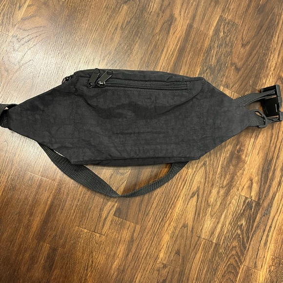 Disneyland Fanny Pack embroidered logo on black - Picture 5 of 7